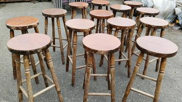 15 houten barkrukken – 79 cm hoog – stapelbaar beschikbaar voor biedingen