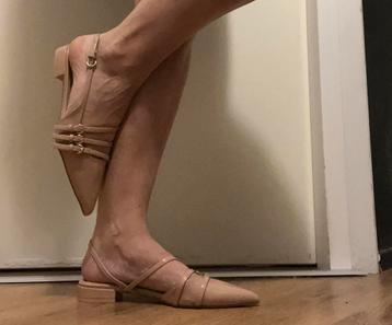Beige puntige slingback flats met bandjes en gespen beschikbaar voor biedingen