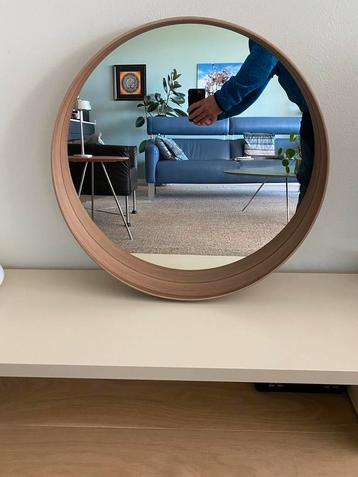 Spiegel met houten omlijsting  beschikbaar voor biedingen