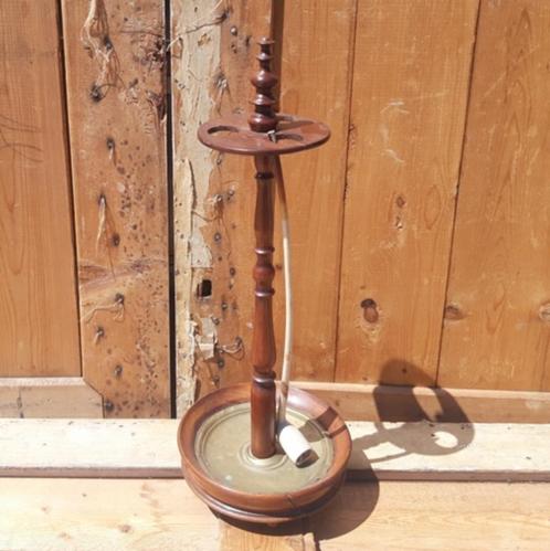 Pijp standaard hout en koper 51 cm hoog inclusief oude pijp, Verzamelen, Rookartikelen, Aanstekers en Luciferdoosjes, Gebruikt