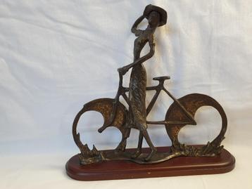 Bronzen beeld vrouw met fiets. beschikbaar voor biedingen