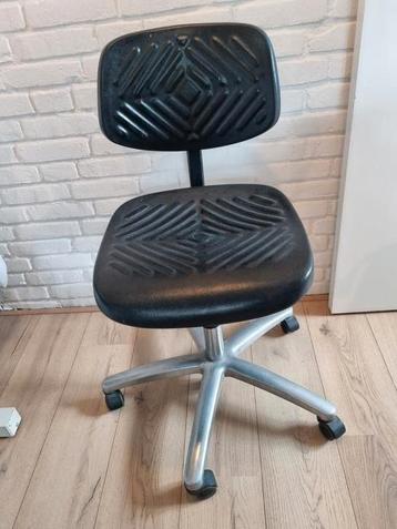 Te koop bureau stoel in hoogte verstelbaar  beschikbaar voor biedingen