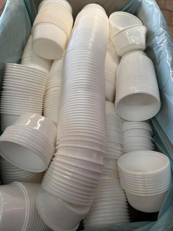 Plastic bakjes / sauscups 200 cc +- 1000 stuks wit beschikbaar voor biedingen