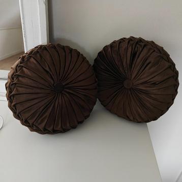 2 sierkussens chocolade bruin beschikbaar voor biedingen