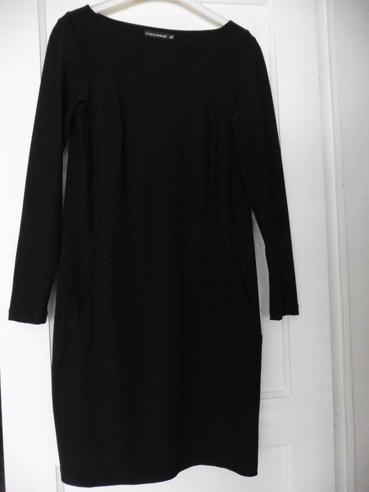 Zwarte jurk travelstof Studio Anneloes XS - S, Kleding | Dames, Jurken, Zo goed als nieuw, Maat 36 (S), Zwart, Ophalen of Verzenden