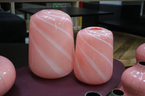 2 leuke hippe ronde vazen CANDY roze / wit, Huis en Inrichting, Woonaccessoires | Vazen, Zo goed als nieuw, Overige kleuren, Minder dan 50 cm