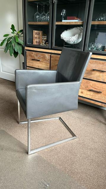 Bert Plantagie(?) 6 leren kuipstoelen (Tidy-Graniet?) beschikbaar voor biedingen