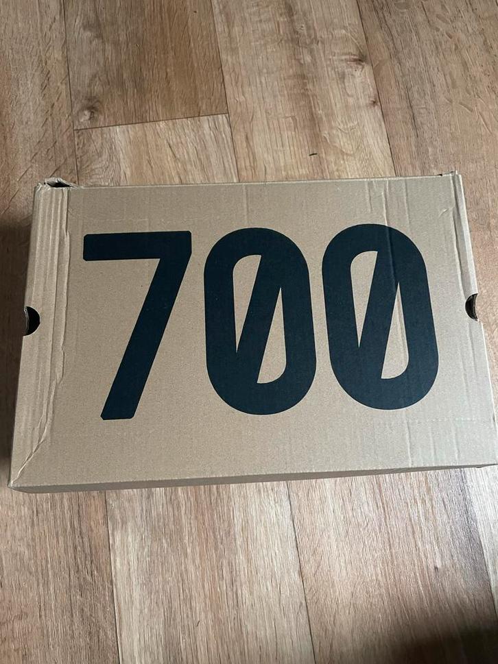 Adidas Yeezy Boost 700 - nieuw!, Kleding | Heren, Schoenen, Nieuw, Sneakers of Gympen, Overige kleuren, Ophalen of Verzenden