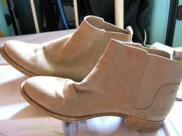 Beige enkellaarsjes. Maat 38. beschikbaar voor biedingen