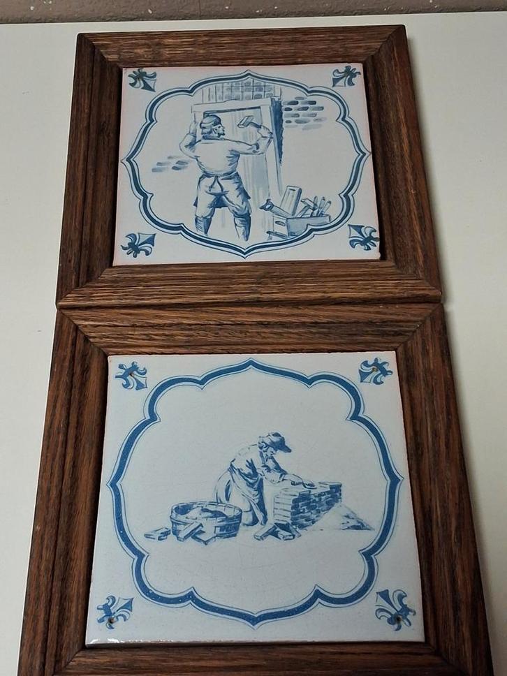 Twee Delfts blauwe tegels in houten lijst, Antiek en Kunst, Antiek | Wandborden en Tegels, Ophalen