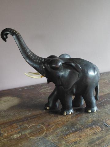 Grote gesneden ebbenhouten olifant beschikbaar voor biedingen