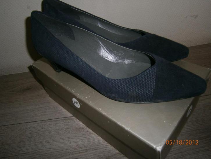 schoenen dames maat 41.5 peter kaiser Donkerblauw suéde, Kleding | Dames, Schoenen, Zo goed als nieuw, Pumps, Blauw, Ophalen of Verzenden