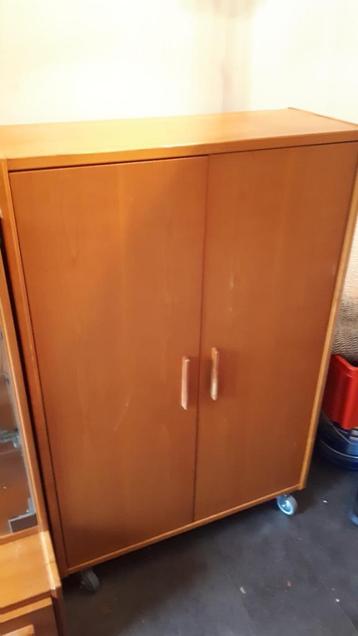 Vintage Hulsta rol kast met 3 schappen beide kanten deurtjes beschikbaar voor biedingen