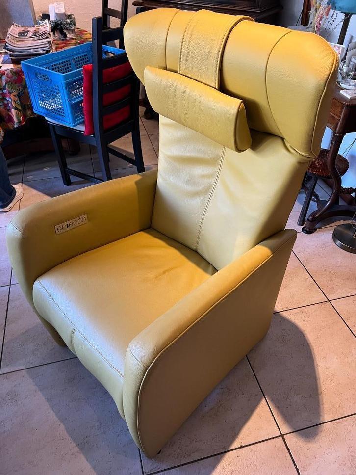 Prachtige sta-op-stoel met ingebouwde bediening (Prominent), Huis en Inrichting, Fauteuils, Zo goed als nieuw, Leer, 50 tot 75 cm
