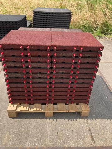 46 vochtdoorlatende rubberen tegels 50x50x6,5cm beschikbaar voor biedingen