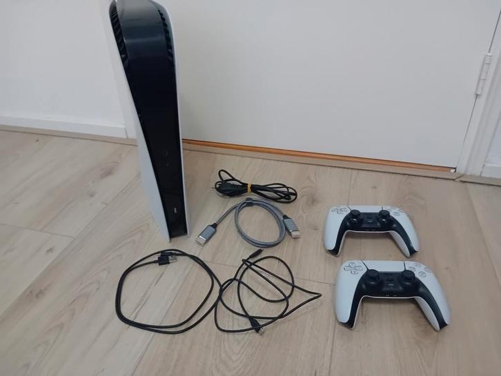 Ps5 digital met 2 controlers, Spelcomputers en Games, Spelcomputers | Sony PlayStation 5, Gebruikt, Playstation 5 Digital, Ophalen of Verzenden