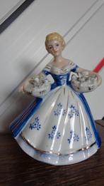 Vintage beeldje Vrouw met bloemen, Ophalen, Zo goed als nieuw, Mens