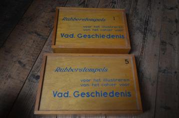Oude school stempels in houten kist (geschiedenis