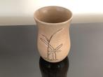 Vintage bruin vaasje met print van boom of palm in relief., Ophalen of Verzenden, Huis en Inrichting