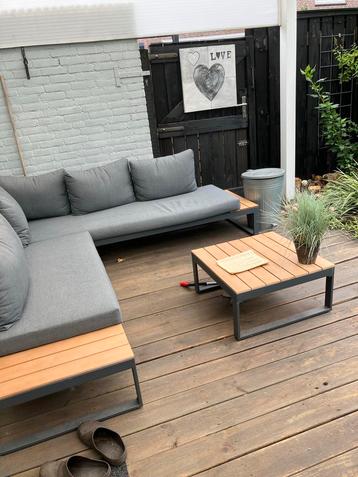 Luxe Loungeset met Tafel - Zo Goed Als Nieuw beschikbaar voor biedingen