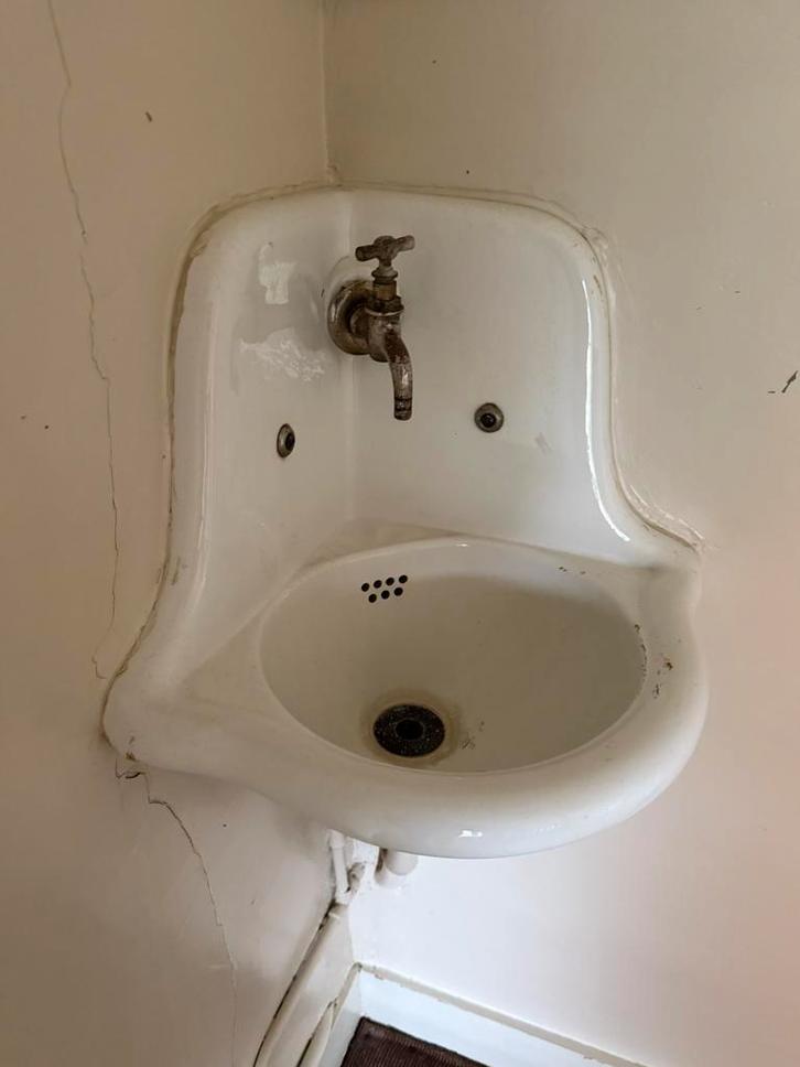 Antiek hoekfonteintje met kraan - jaren ‘20/‘30, Doe-het-zelf en Verbouw, Sanitair, Gebruikt, Wastafel, Steen, Ophalen