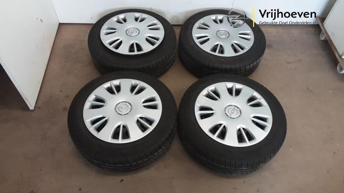 Velgen set + banden van een Opel Corsa (Corsa D 07-), Auto-onderdelen, Banden en Velgen, Personenwagen, Gebruikt, 3 maanden garantie