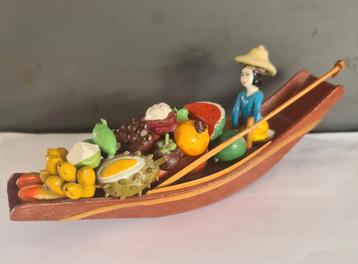 Vintage handgemaakte boot met fruit, Thailand. beschikbaar voor biedingen