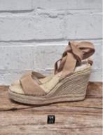 Kenneth Cole - Prachtige leren sleehakken maat 40 - Nieuw, Nieuw, Beige, Sandalen of Muiltjes, Ophalen of Verzenden