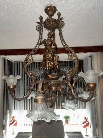 Antieke kroonluchter met figuur beschikbaar voor biedingen