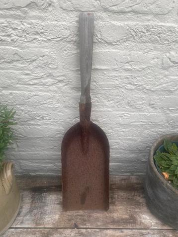 Oude ijzeren schep met houten handvat beschikbaar voor biedingen