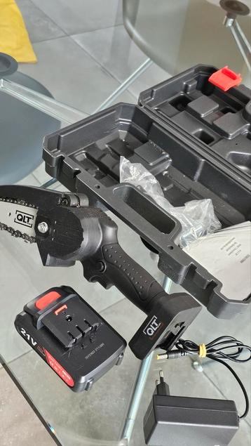 Electrische mini kettingzaag 21 volt accu plus lader beschikbaar voor biedingen