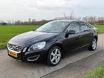 Volvo S60 1.6 T4F Summum AUT 1e Eigenaar APK 10-2026 Leder, Auto's, Volvo, Gebruikt, 4 cilinders, S60, Zwart