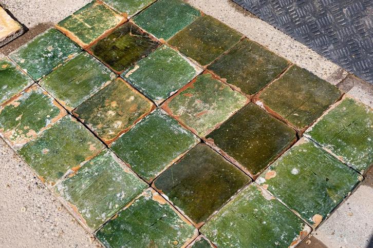 Antieke groen geglazuurde estrikken plavuizen 21x21 GAAF!, Doe-het-zelf en Verbouw, Vloerdelen en Plavuizen, Gebruikt, Plavuizen