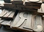 31 grote antieke houten drukletters, Ophalen of Verzenden