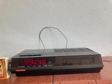 Radiowekker rode digitale cijfers met cassettebandjes speler beschikbaar voor biedingen