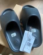 Yeezy slide onyx maat 40,5 en 42 beschikbaar, Kleding | Heren, Schoenen, Ophalen of Verzenden, Nieuw, Zwart