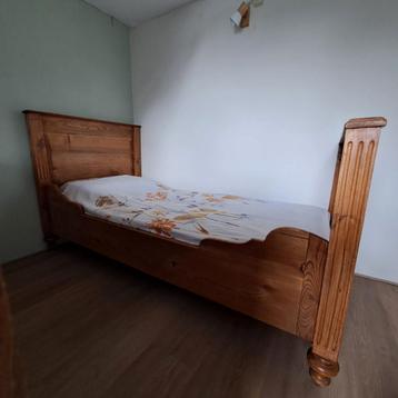 Zeer goed, strak, massief houten, antiek bed beschikbaar voor biedingen