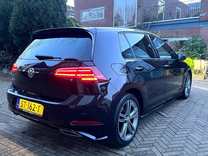 Volkswagen Golf 2.0 TDI 150pk 7-DSG 5D 2018 Zwart 3X R-LINE, Auto's, Volkswagen, Particulier, Golf, Achteruitrijcamera, Adaptieve lichten