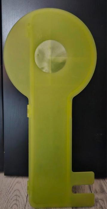 Ikea Sleutelkastje Vägis in de vorm van een grote sleutel.  beschikbaar voor biedingen