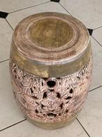Aardewerken kruk of bijzettafel met gedetailleerd snijwerk, Ophalen