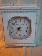 Klok in een wit houten kastje, Huis en Inrichting, Ophalen of Verzenden, Wandklok