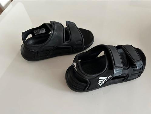 Zwarte Adidas altaswim sandalen maat 26, Kinderen en Baby's, Kinderkleding | Schoenen en Sokken, Gebruikt, Schoenen, Jongen, Ophalen of Verzenden