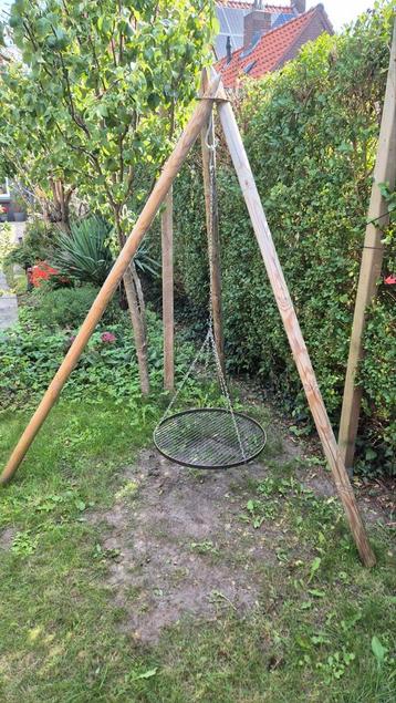 Driepoot tbv BBQ / barbecue met gril (Deze zonder schaal) beschikbaar voor biedingen