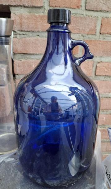 Blauwe glazen kruik
