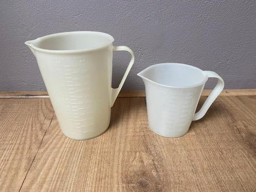 2 Vintage kunststof maatbekers, Huis en Inrichting, Keuken | Keukenbenodigdheden, Gebruikt, Ophalen of Verzenden
