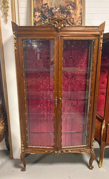 Vitrine kast beschikbaar voor biedingen