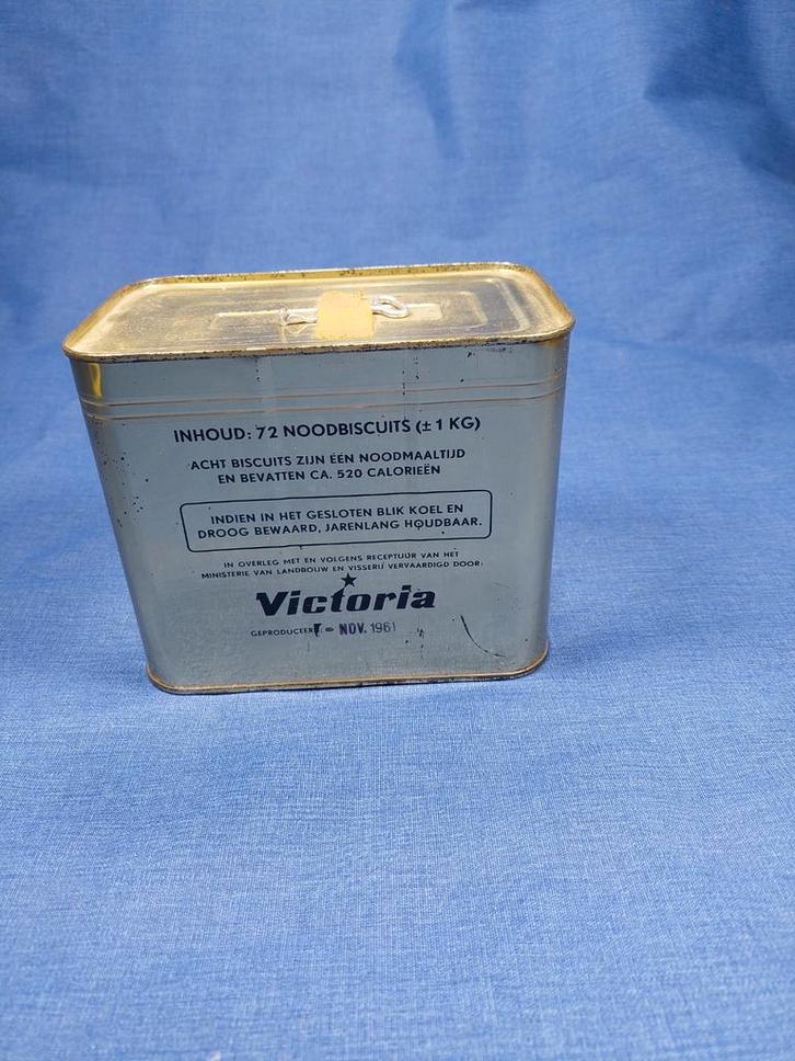 Vintage Victoria Noodbiscuits Blik 1962, Verzamelen, Rookartikelen, Aanstekers en Luciferdoosjes, Gebruikt, Tabaksdoos of Verpakking