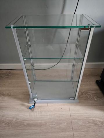 Glazen vitrine beschikbaar voor biedingen