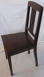 Oude antieke stoel. Bruine houten stoel. Brocante, Brocante, Gebruikt, Bruin, Eén