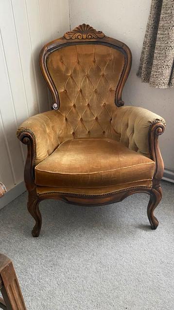 Antieke fauteuil met gouden bekleding beschikbaar voor biedingen